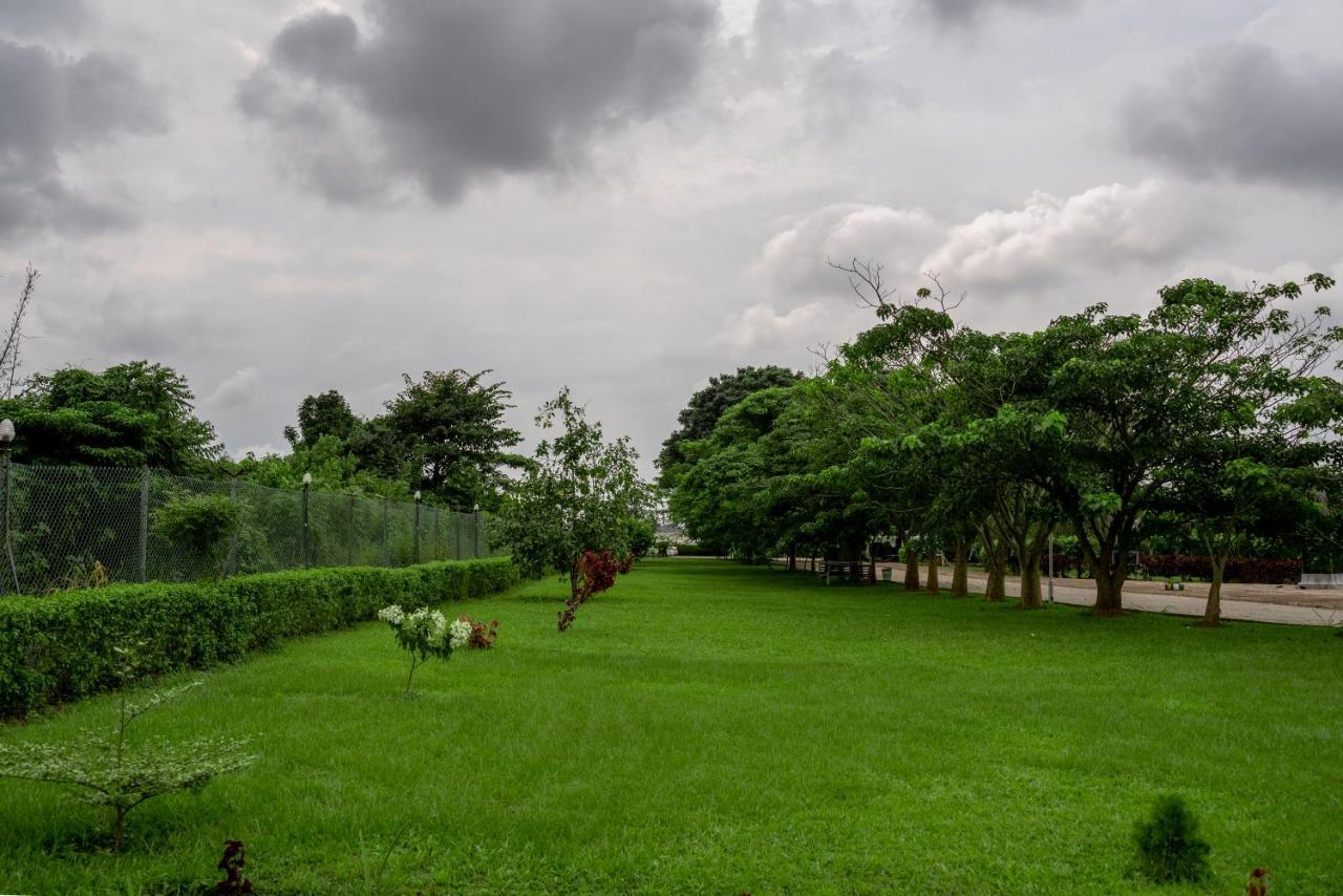 ホテル Nelson Mandela Gardens Okpanam エクステリア 写真